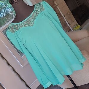 Very J sz M green with embroidery neckline